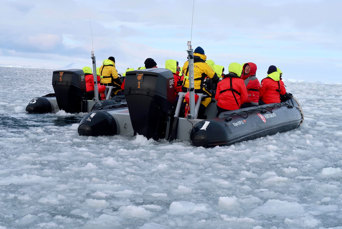 Vi sejler på ekspeditioner i land i skibets mindre rib-både.