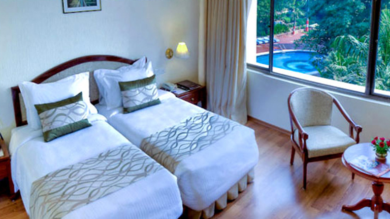 indien - agra - clark shiraz hotel_pool view room
