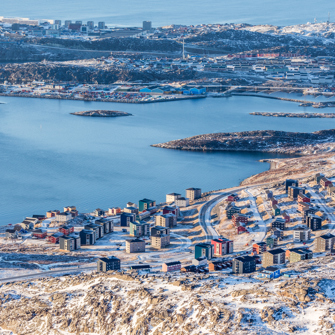 I dag har Nuuk både en gammel bydel og en moderne med højhuse.