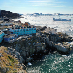 ...hvor vi bor på Hotel Icefiord lige ud til den smukke fjord.