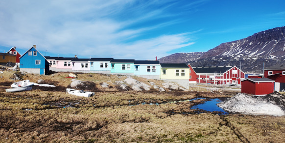 Farvede hus i Qerqertarsuaq