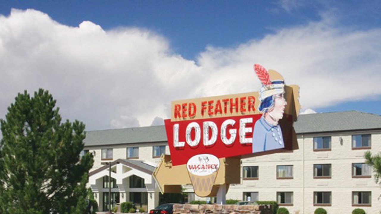 usa - red feather lodge_skilt