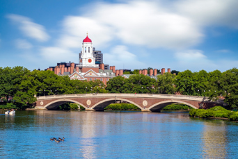 Harvard University med Charles River i forgrunden