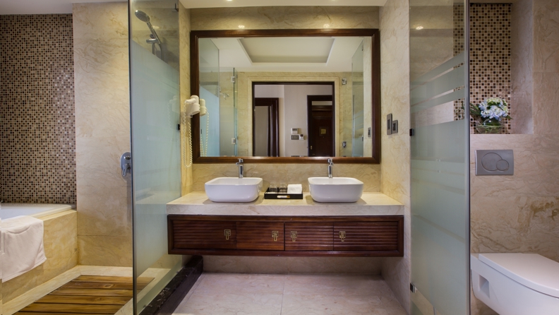 luxury_suite_Bathroom 2