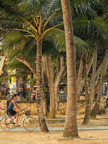 Det er oplagt at cykle en tur langs med strandpromenaden i Sanur