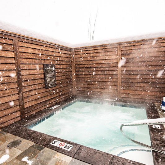 Elk Country Inn USA MT Jacuzzi Snowing