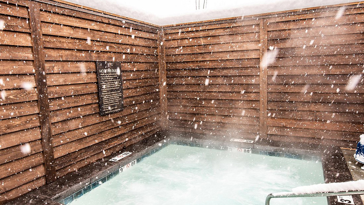Elk Country Inn USA MT Jacuzzi Snowing