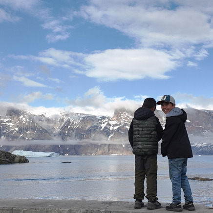 Drenge fisker i Uummannaq