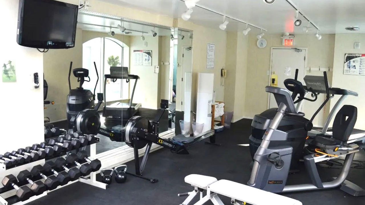 Chateau Victoria Hotel Suites Fitness 01