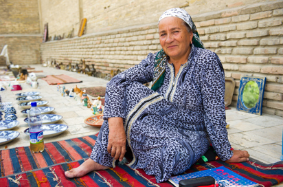 uzbekistan - bukhara_befolkning_kvinde_taeppehandler