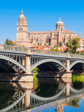 Der bliver også tid til en smuttur til Spanien, hvor byen Salamanca giver os både prægtig arkitektur og hyggelige gåture.