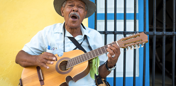 Livemusikken danner baggrund for vores byvandring i Havana