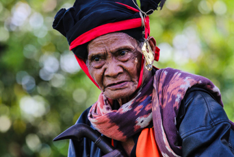 Traditionelt klædt mand fra Sumba