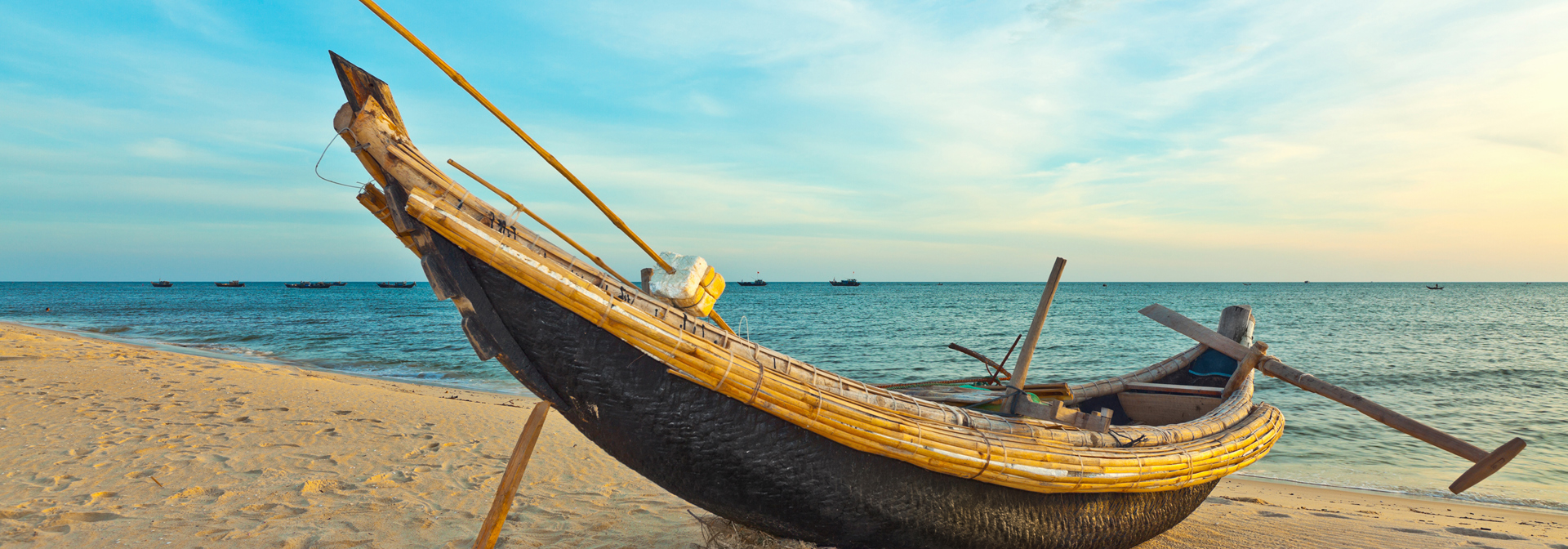 Vietnam - hue_long tail boat_01