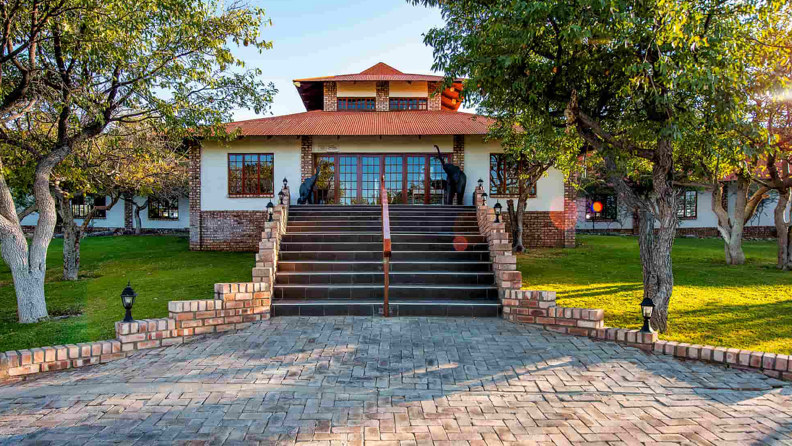 Etosha Safari Lodge facade_03