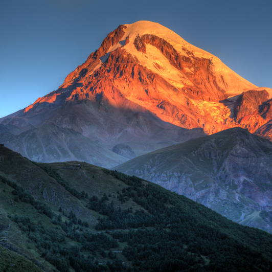 Kazbegi i Kaukasus-bjergene