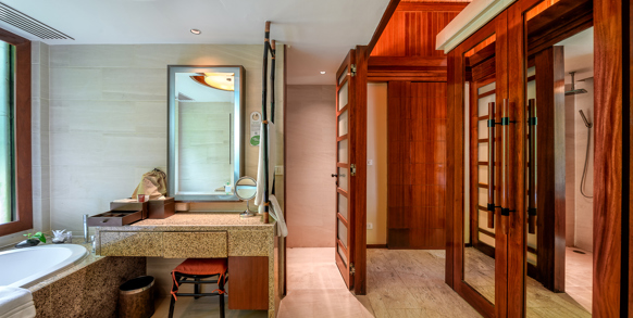 thailand - Krabi_centara_grand_one bedroom beachfront villa bathroom_02