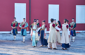 Traditionel dans i Montenegro