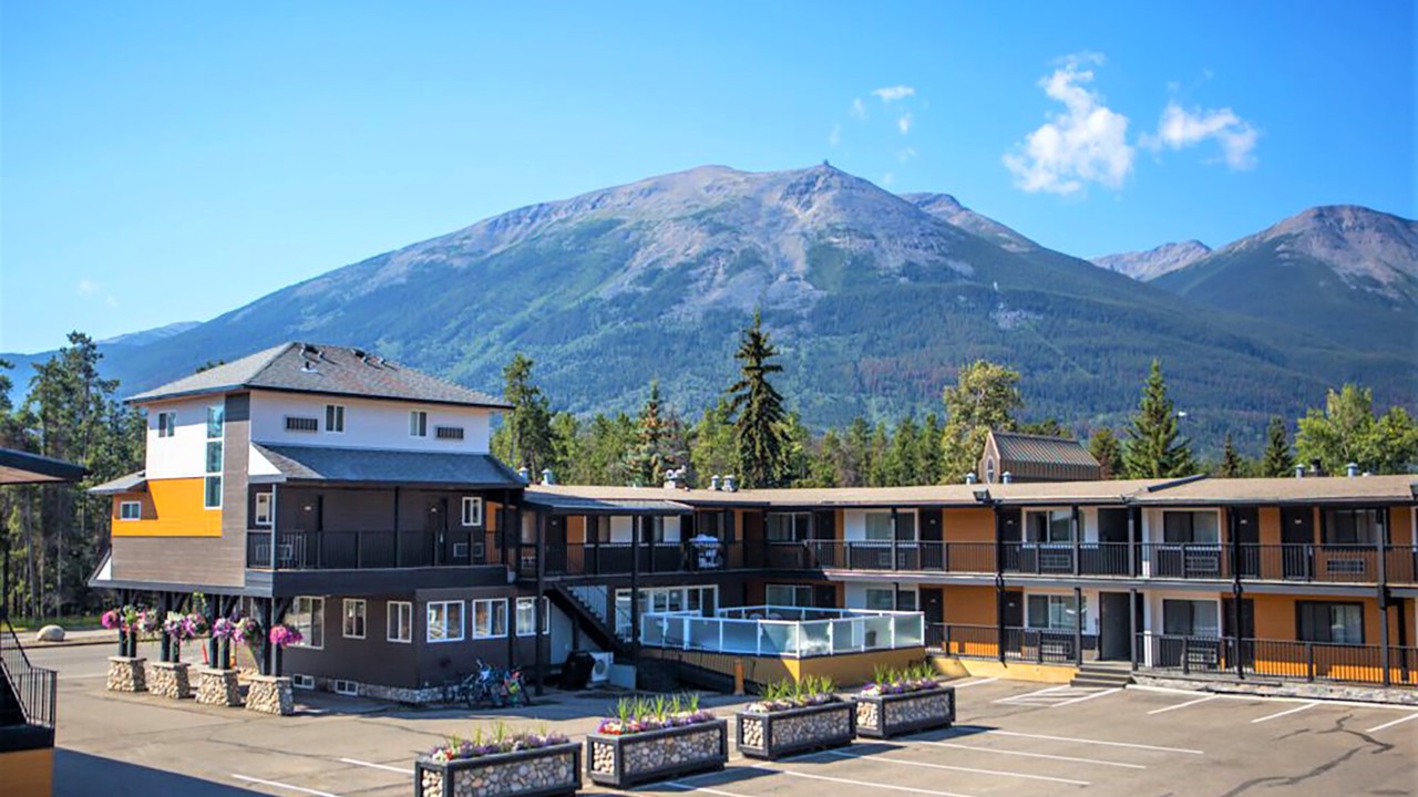 Mount Robson Inn Ext 05