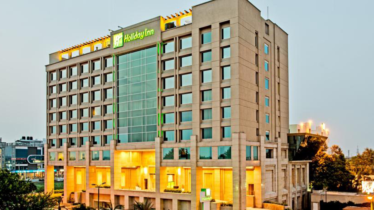 indien - amritsar - holiday inn_hotel facade_01