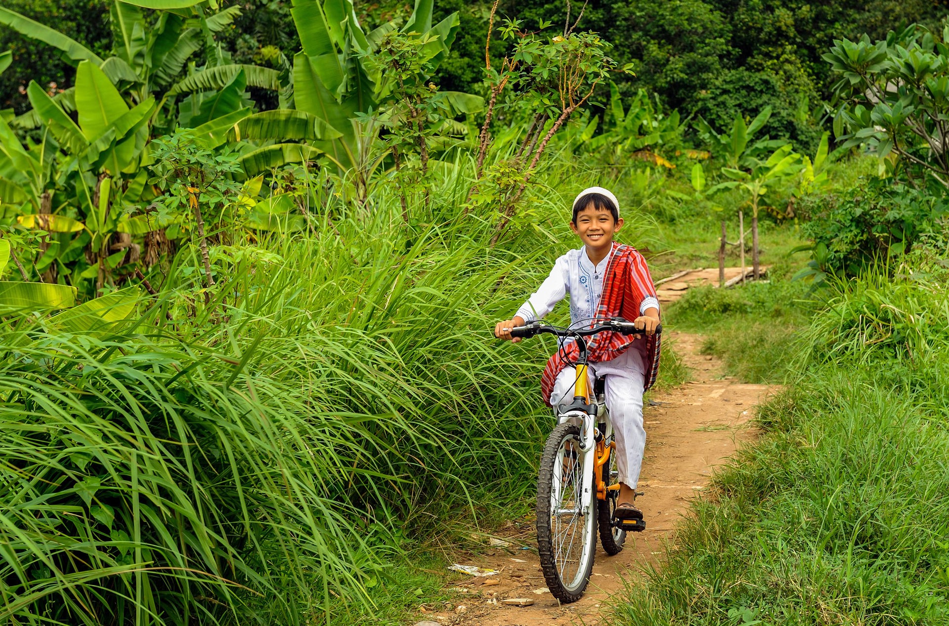 bali - bali_befolkning_dreng_cykel_01