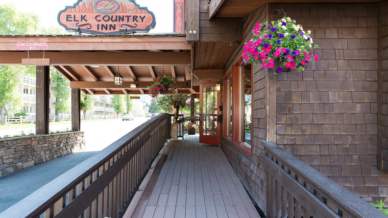 Elk Country Inn USA MT Entrance 02