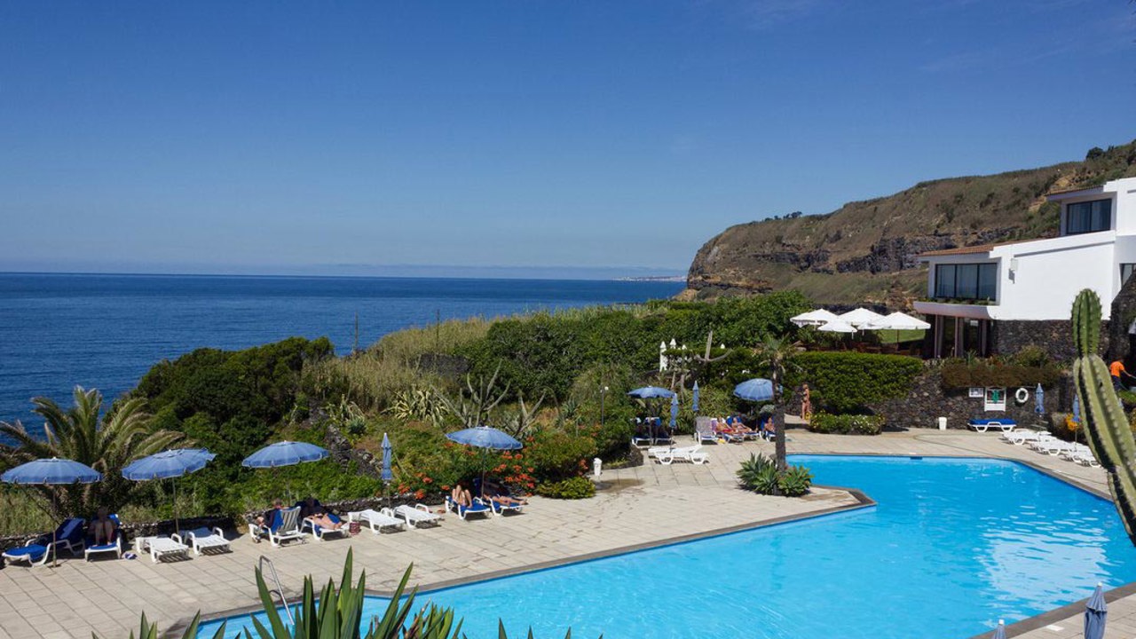 Caloura Hotel_pool_01