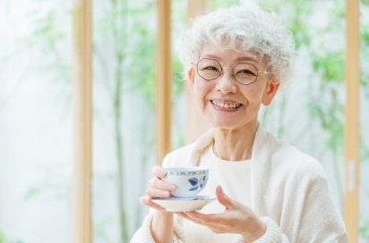 Ældre japansk kvinde der drikker te