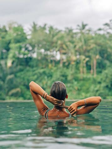 Bali Kvinde Infinity Pool