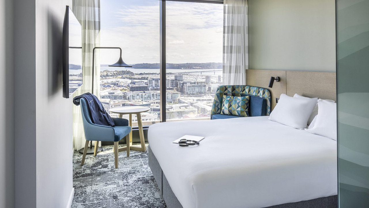 Holiday Inn Express Auckland New Zealand Standard One Bed 01