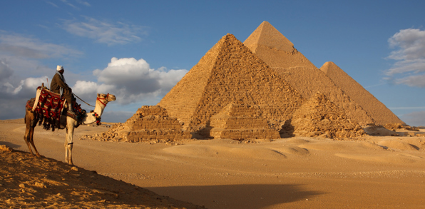 I Cairo besøger vi Giza med pyramiderne...