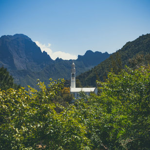 Notre Dame i Cilaos, omgivet af skov