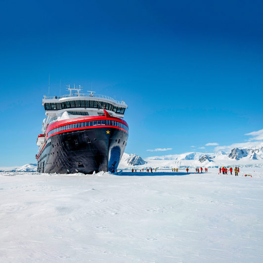 HX Hurtigruten Expeditions skibe er bygget til issejlads, så vi kommer også ud at gå på isen.