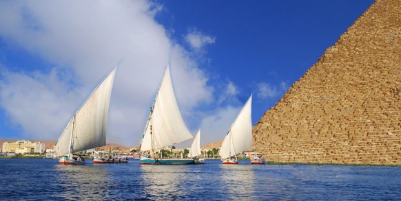 De traditionelle både, falukas, på Nilen.